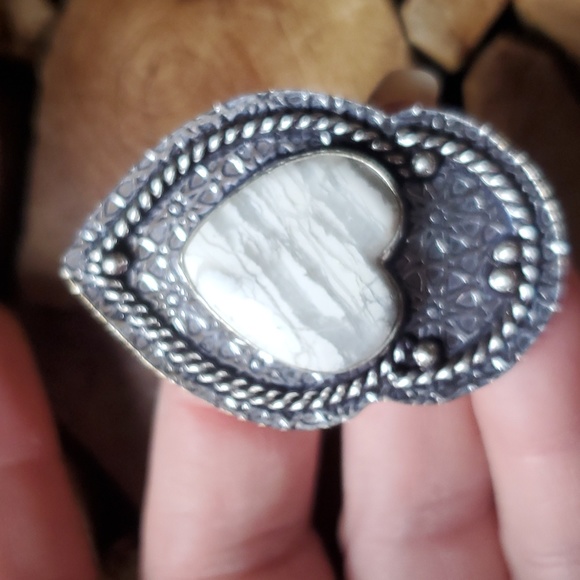 New Overzized Carved Heart Shaped Howlite 925 Silver Statement Ring. - Picture 9 of 12